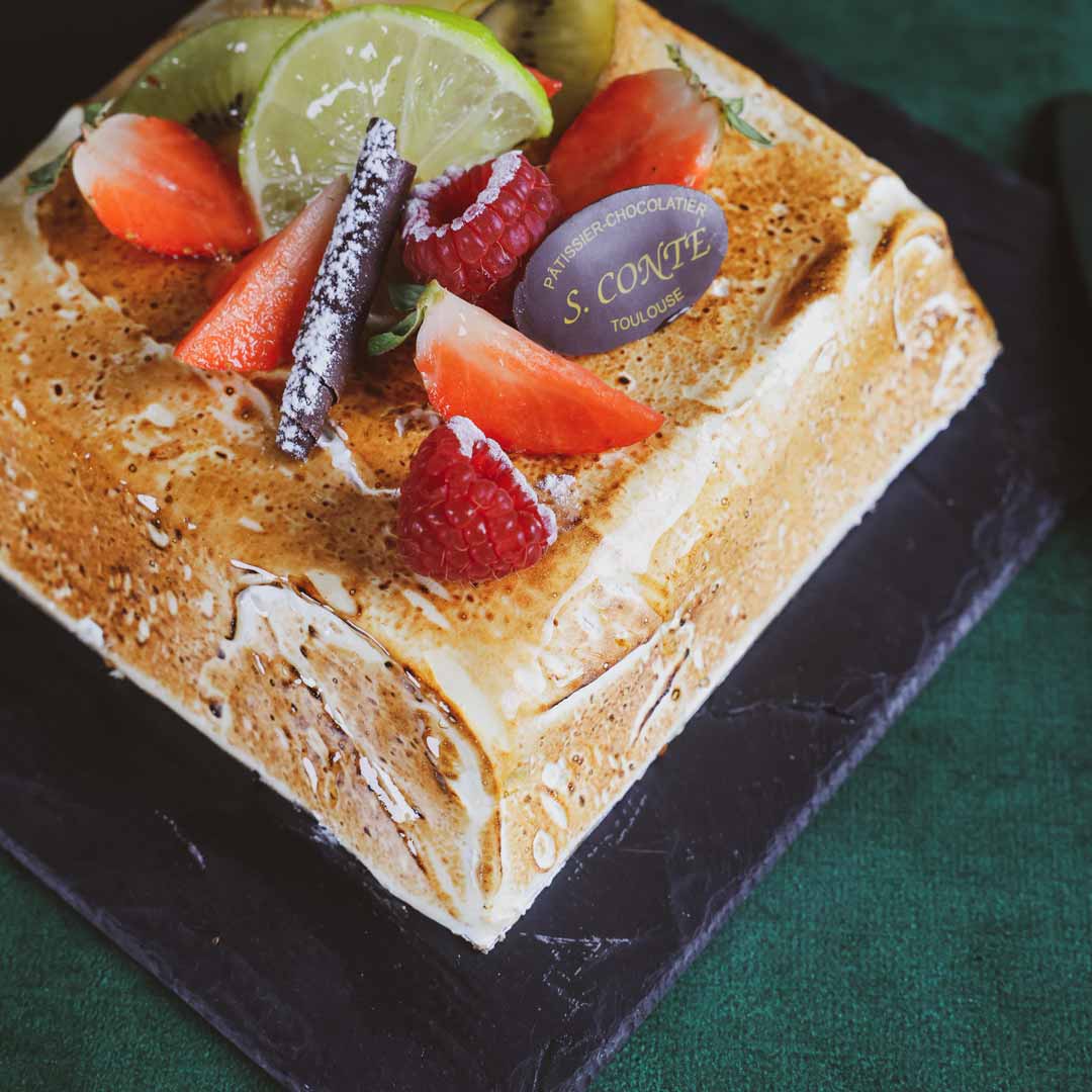 Gâteau meringué aux fruits en forme de lingot